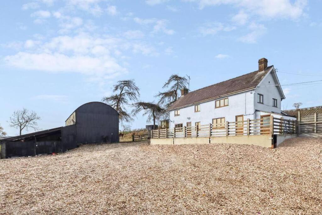 Upper Caerfaelog Farmhouse Llanbister ภายนอก รูปภาพ