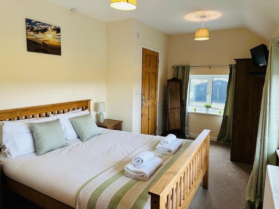 Upper Caerfaelog Farmhouse Llanbister ภายนอก รูปภาพ